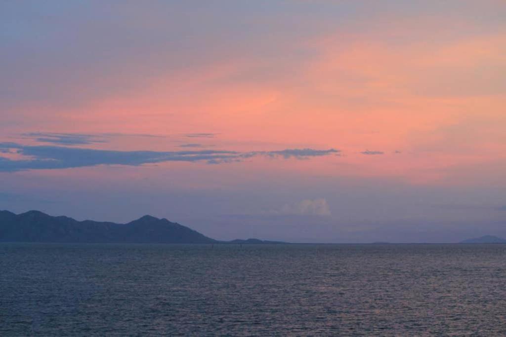 One Bright Point - Stunning Water Views Appartement Nelly Bay Buitenkant foto